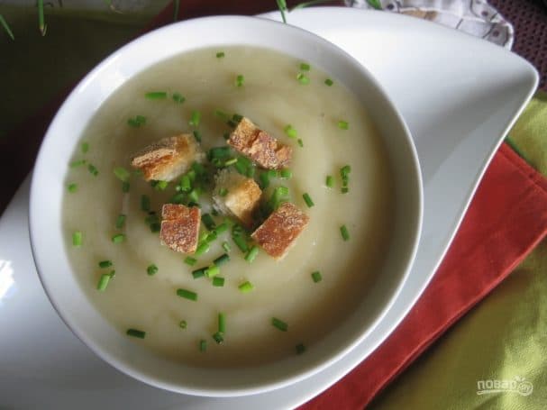 Vegetable cream soup with croutons