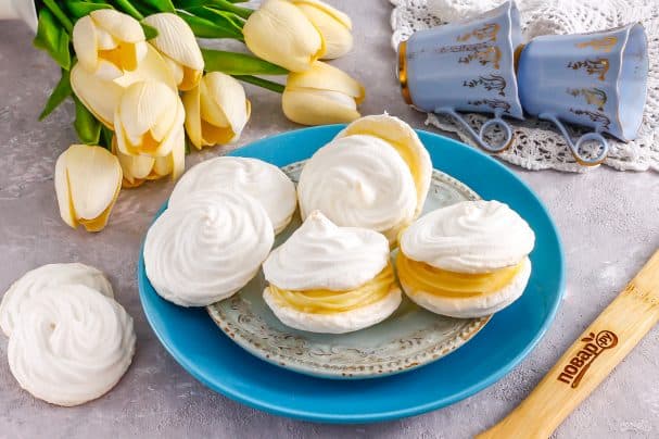 Meringue dessert with cream