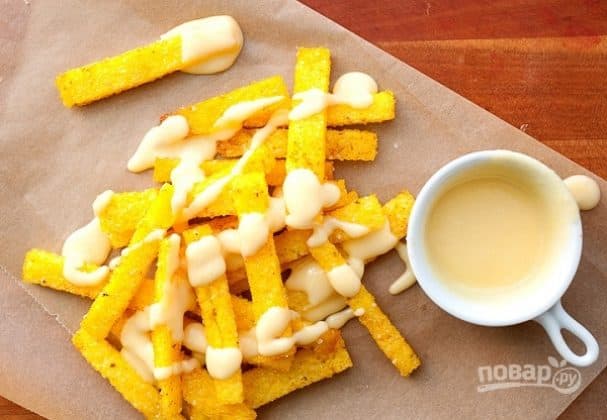 Полента з сирним соусом