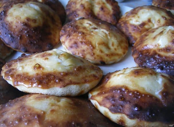 Шаньга со сметаной