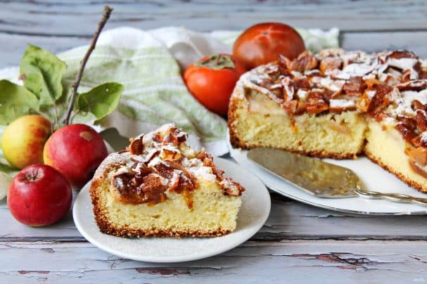 Шарлотка с яблоками и хурмой