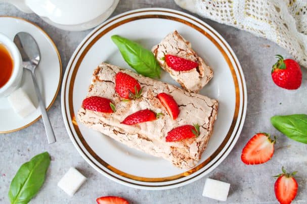 Шоколадний безе рулет