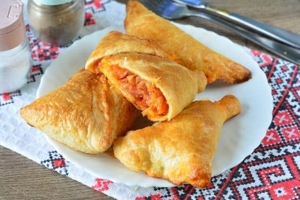 Слойки с тушеной капустой