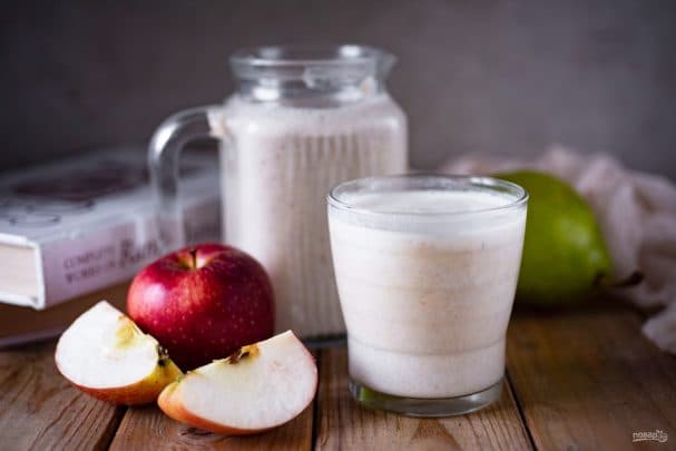 Smoothie with banana, pear, and apple