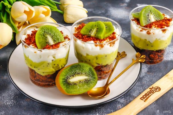 Trifle with kiwi