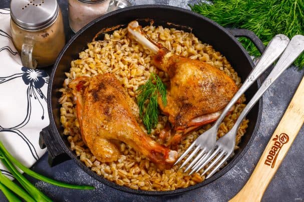 Качка з ячнымі дробамі ў духоўцы