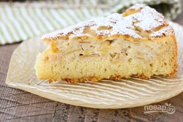 Воздушная шарлотка с яблоками