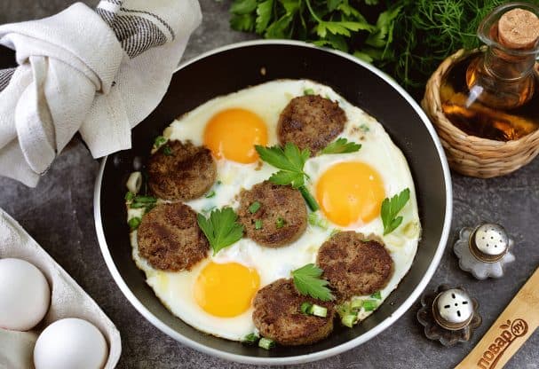 Яичница с ливерной колбасой