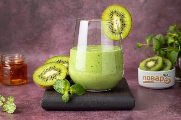 Green smoothie with kiwi and honey