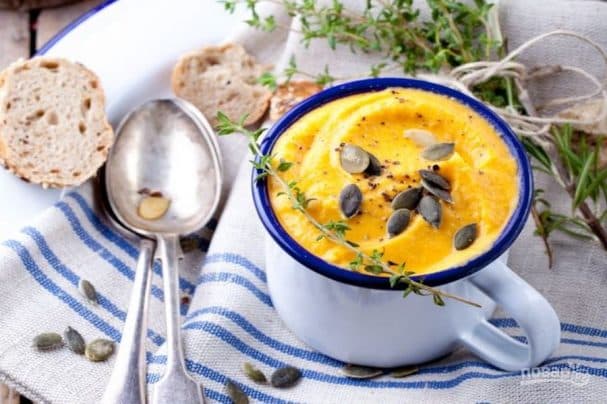 Winter pumpkin seed cream soup