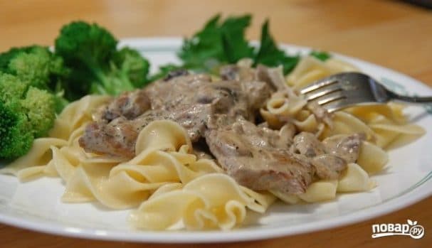 Бефстроганов з грибами та цибулею