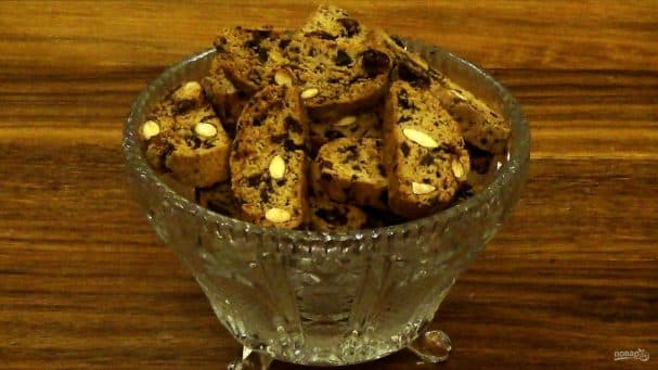 Biscotti with raisins and chocolate