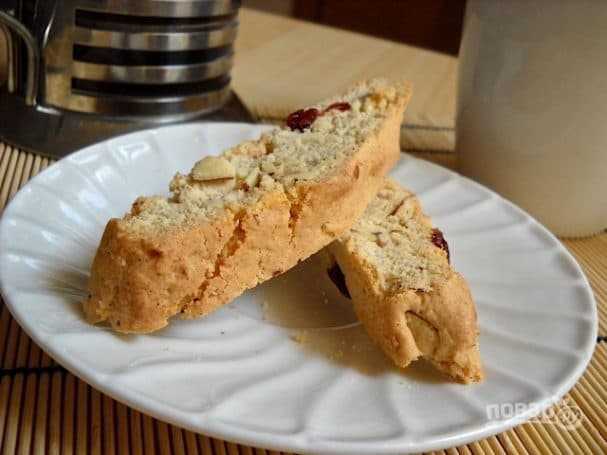 Almond and cranberry biscotti