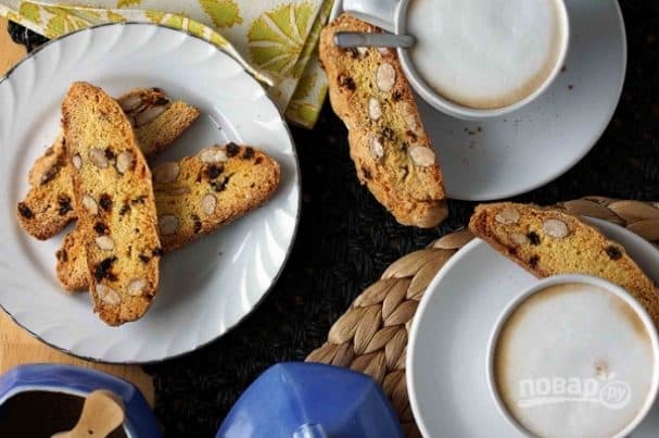 Biscotti with almonds and currants