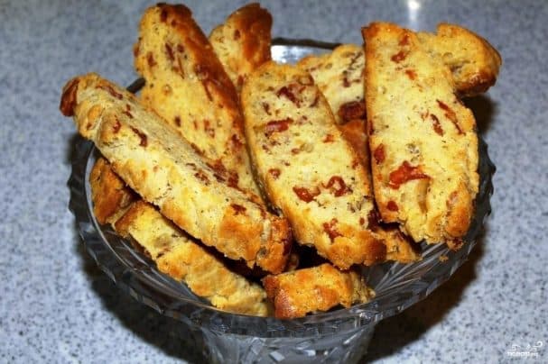 Biscotti with Parmesan and ham
