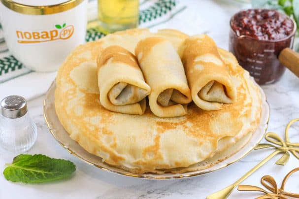 Pancakes with jam on sour cream