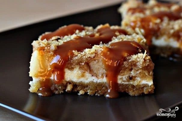 Cheesecake with flakes and apples