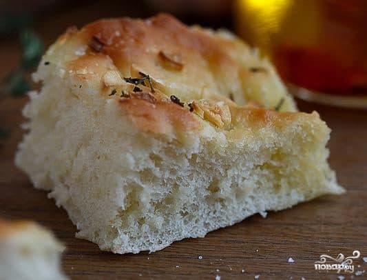 Focaccia with thyme and garlic