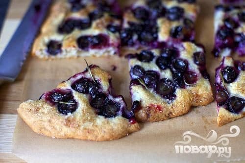 Focaccia with grapes and rosemary
