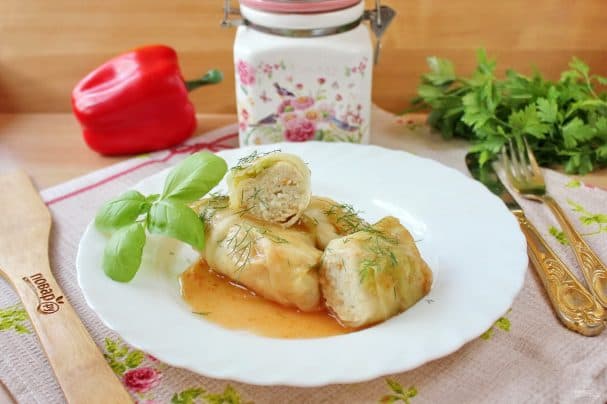 Pike-perch stuffed cabbage rolls