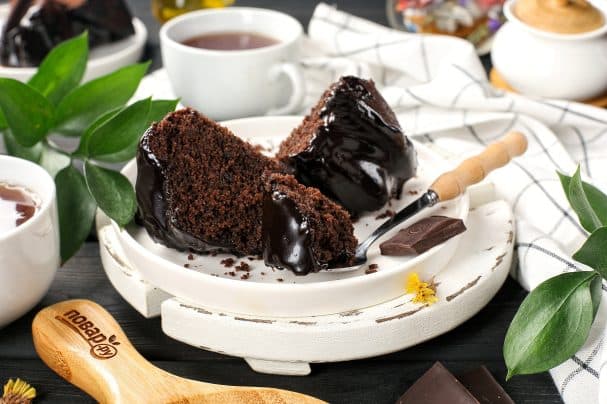 Cocoa semolina cake in glaze