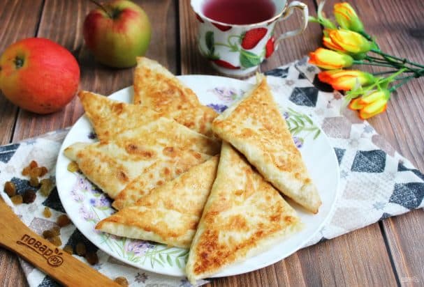 Канверцікі з лаваша з яблыкамі, разынкамі і тварогам
