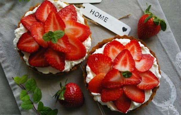 Shortcrust pastry cups with cream