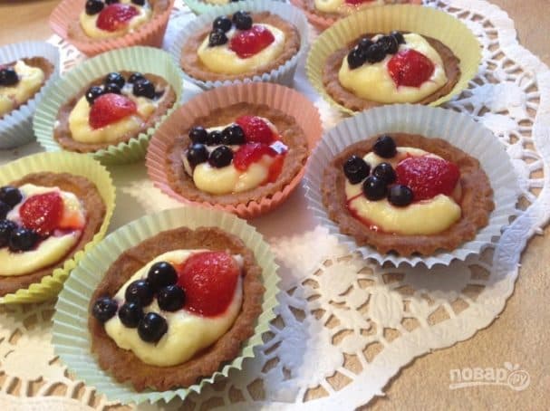 Shortcrust pastry cups with custard cream