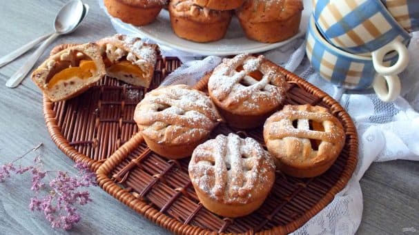 Tartlets with canned apricots