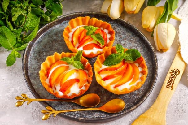 Pastry baskets with peaches