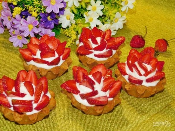 Mini baskets with cheese cream