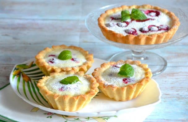 Tartlets with cottage cheese and cherries