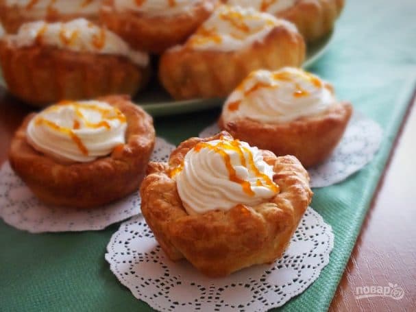 Little baskets with whipped cream