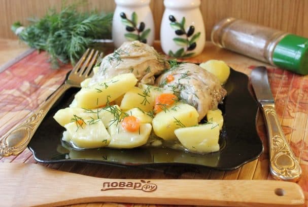 Курыныя стегны з бульбай у мультыварцы