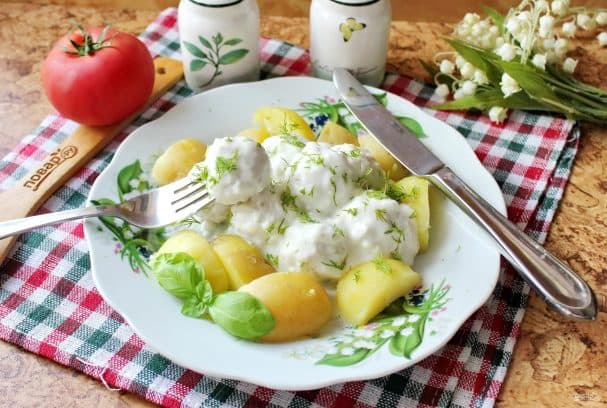 Chicken meatballs in creamy sauce