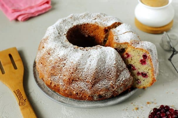 Semolina cake with lingonberries