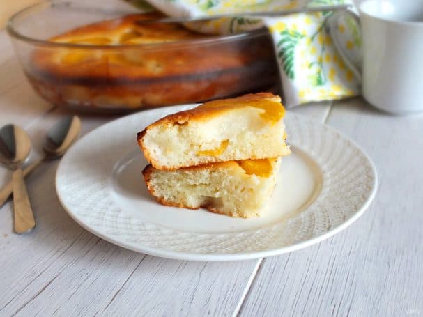 Semolina cake with peaches