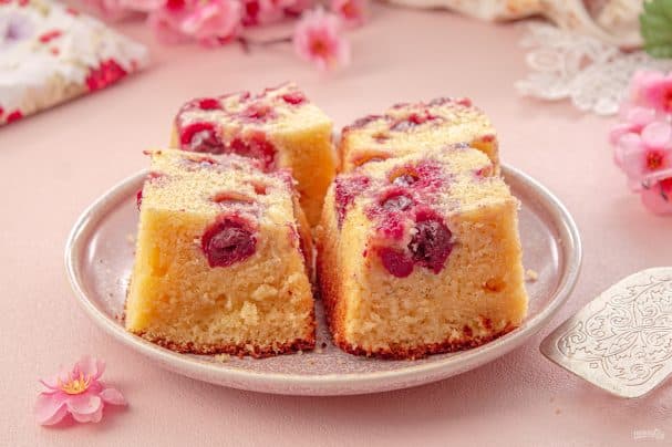 Sour cream semolina cake with cherries