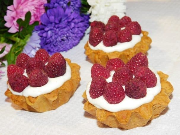 Honey baskets with raspberries