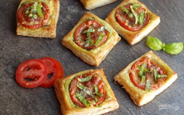 Mini tarts with tomato and pesto