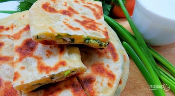 Moldovan placinte with green onions