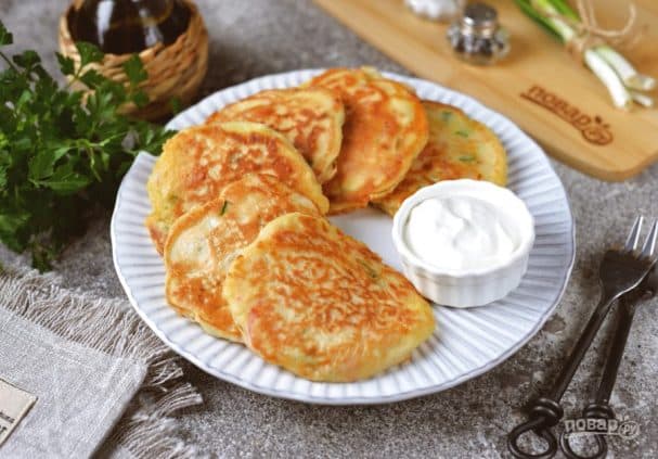 Аладкі з зялёнай цыбуляй і каўбасой