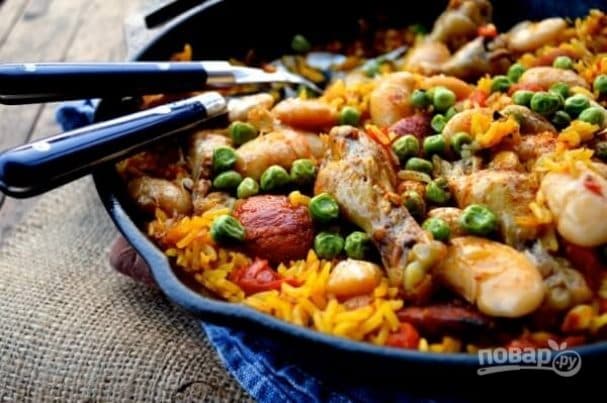 Паелья з куркою та горошком