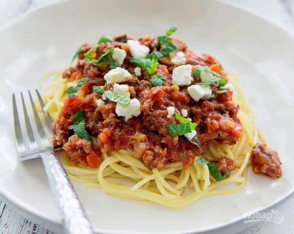 Pasta Bolognese with mint