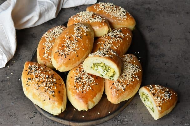 Піражкі з зялёнай цыбулай і яйкам у печы