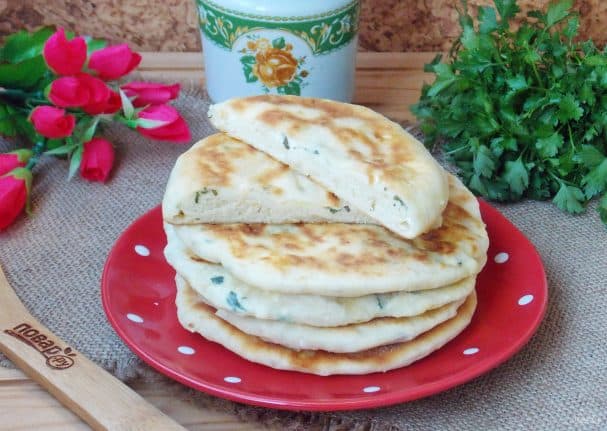 Platsyndy with cottage cheese and herbs