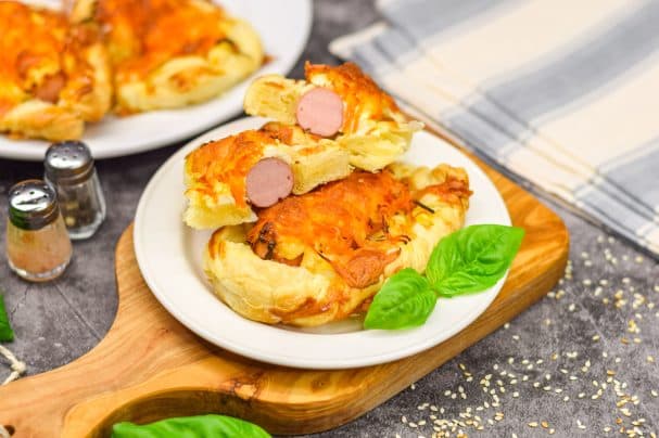Пляцёныя з слаёнага цеста з плаўленым сырам