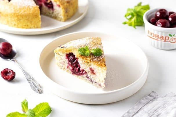 Lenten semolina cake with cherries