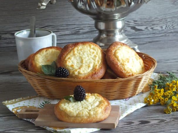 Unleavened vatrushki with cottage cheese