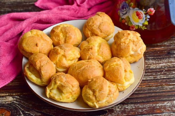 Profiteroles with banana cream